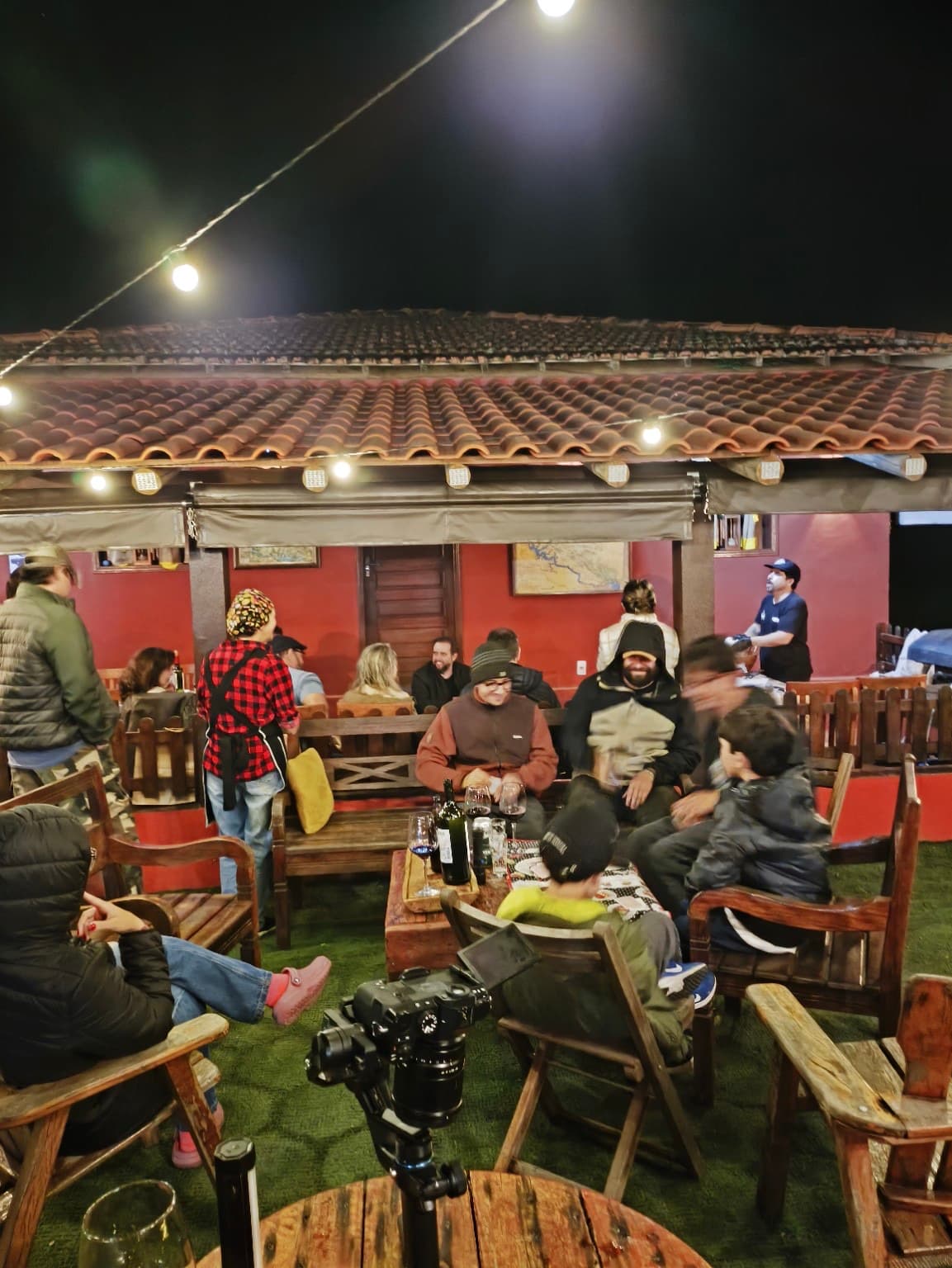Hóspedes reunidos durante a noite