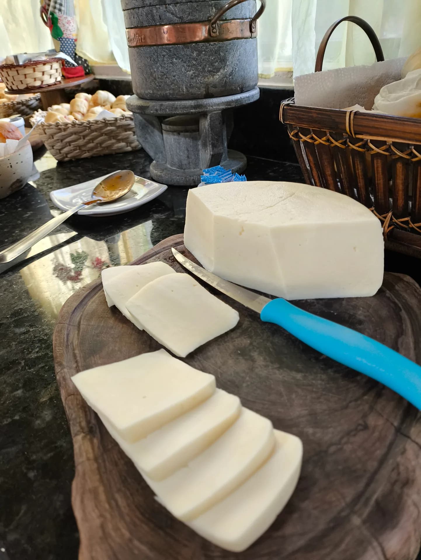 Café da manhã artesanal com frutas e quitandas mineiras