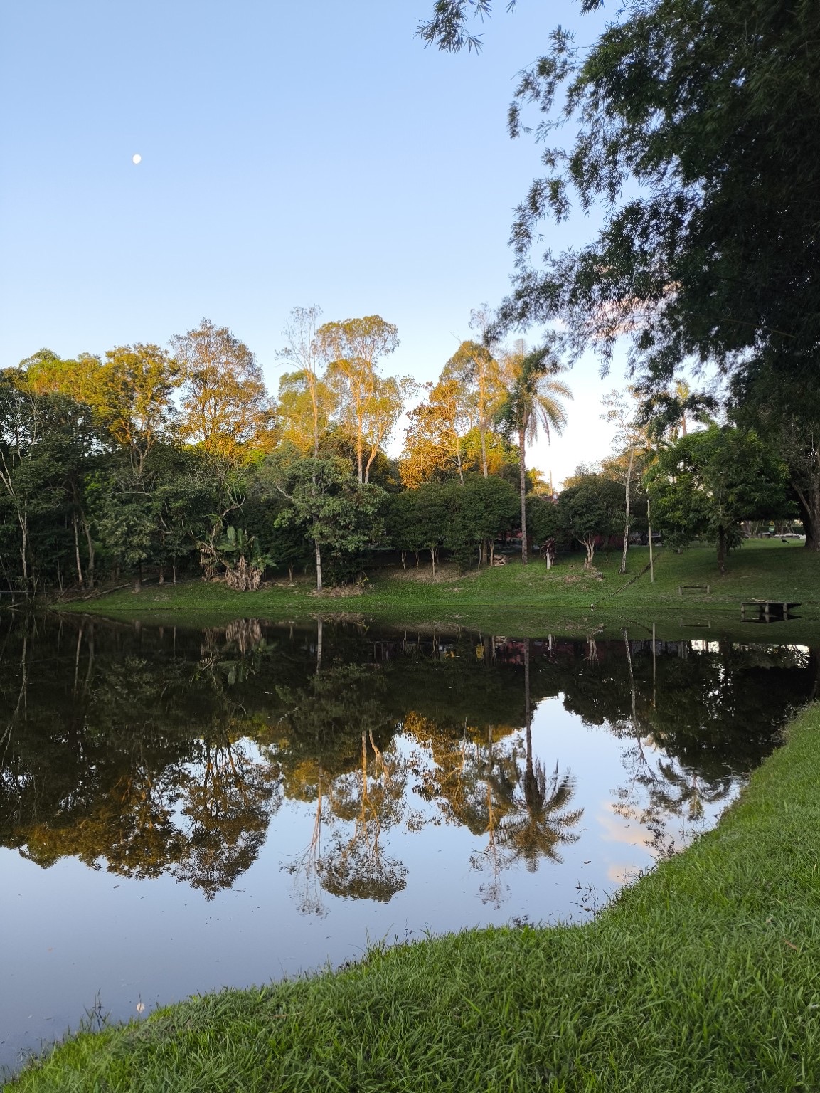 Lagoa cercada pela natureza do Recanto