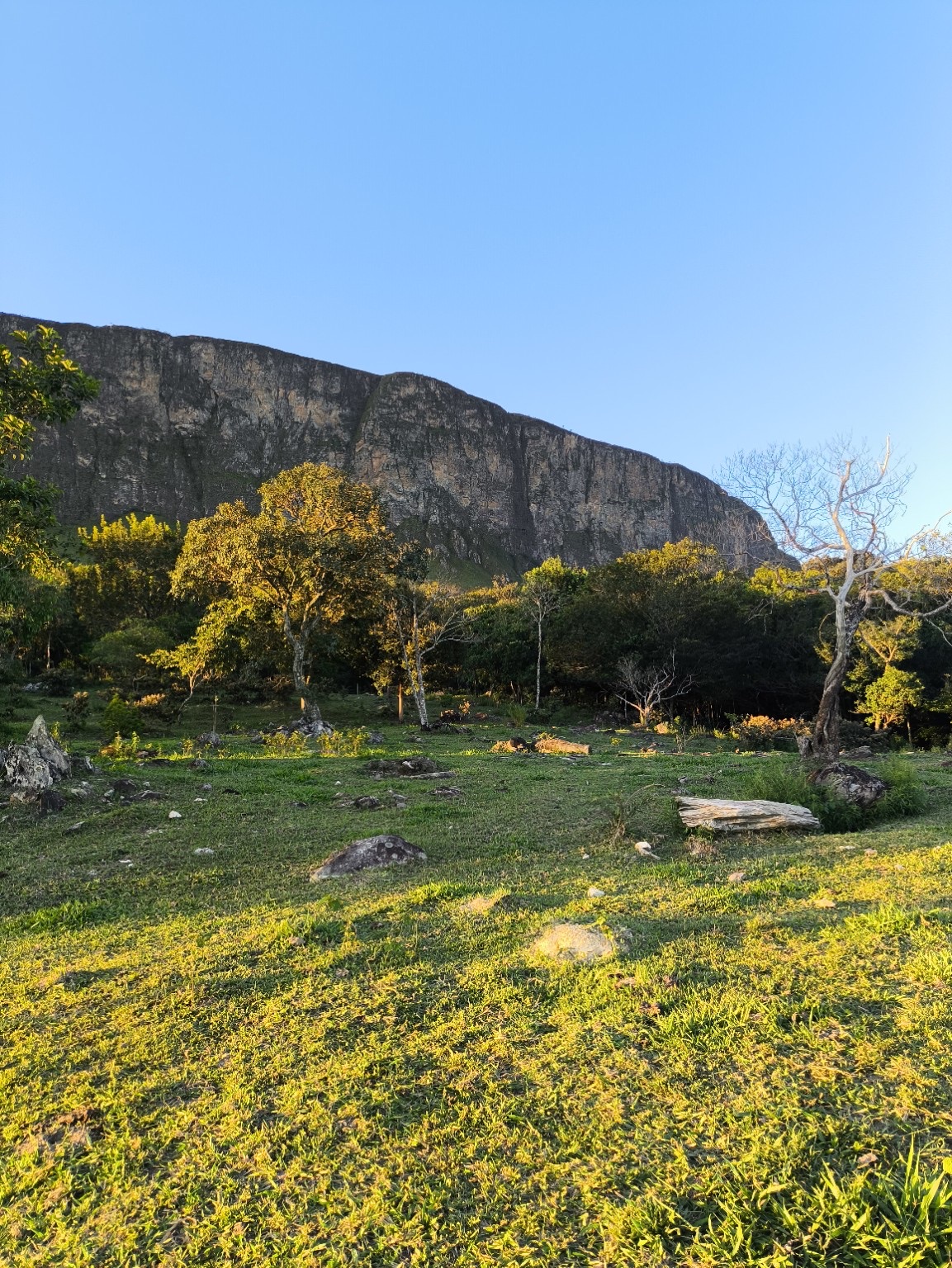 Paredão da Serra da Canastra visto do jardim